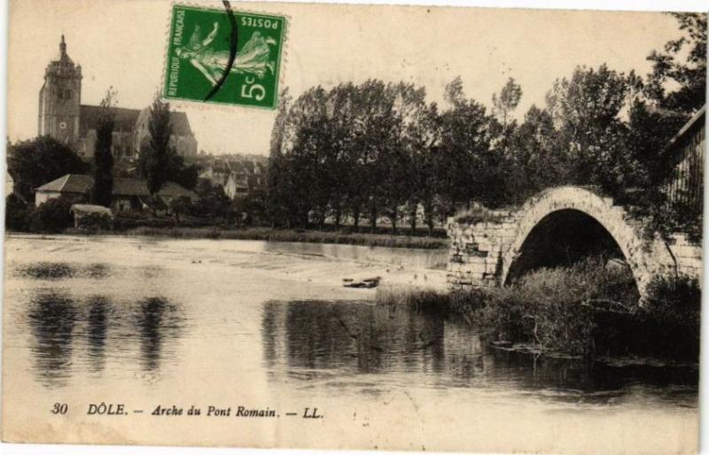 Carte postale ancienne Dole -Arche du Pont Romain à Romain