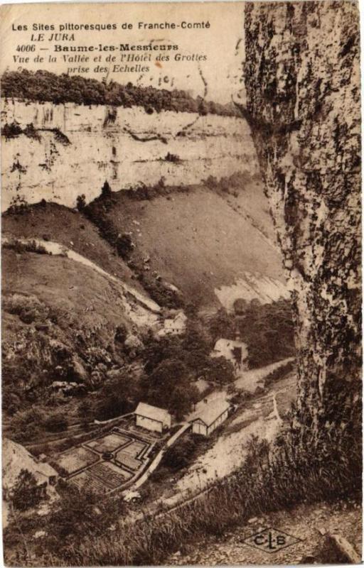 Carte postale ancienne Baume-les-Messieurs-Vue de la Vallée et de l'Hotel des Grottes à Baume-les-Messieurs