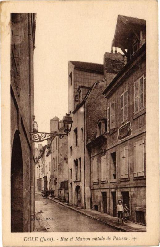 Carte postale ancienne Dole -Rue et Maison natale de Pasteur