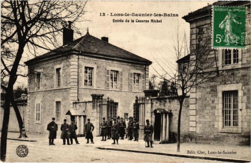 Carte postale ancienne Lons-le-Saunier - Entrée de la Caserne Michel à Lons-le-Saunier