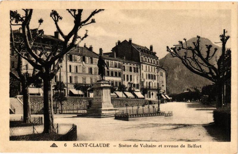 Carte postale ancienne Saint-Claude - Avenue de Belfort et statue de Voltaire à Saint-Claude