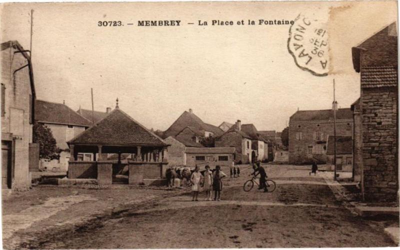 Carte postale ancienne Membrey - La Place et la Fontaine à Fontain