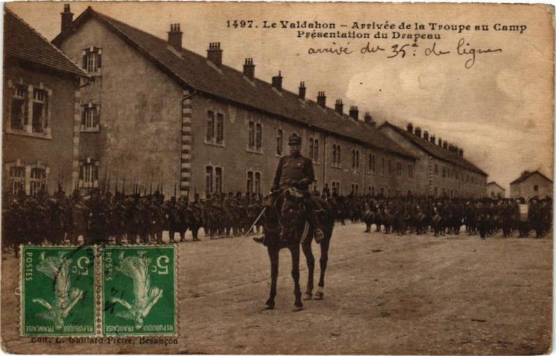Carte postale ancienne Le Valdahon - Arrivée de la Troupe au Camp -Présentation du Drapeau(183596) au Val