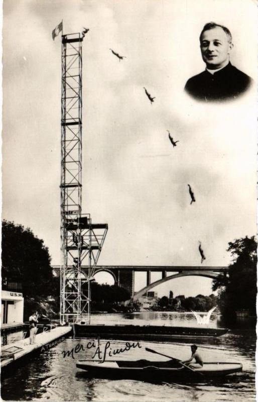Carte postale ancienne L'Abbé volant Robert Simon plonge de 35 métres pour la restauration