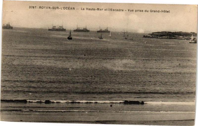 Carte postale ancienne Royan-sur-L'Océan -La Haute-Mer et l'Escadre - Vue prise du Grand..(242123) à Royan