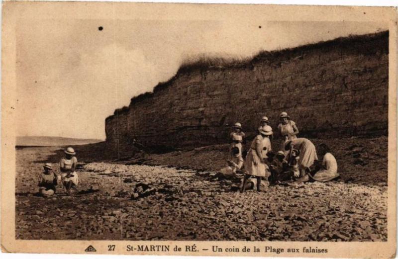 Carte postale ancienne Saint-Martin-de-Re - Un coin de la Plage aux falaises à Saint-Martin-de-Ré