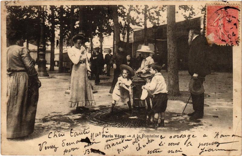Carte postale ancienne Paris Vecu. a la fontaine