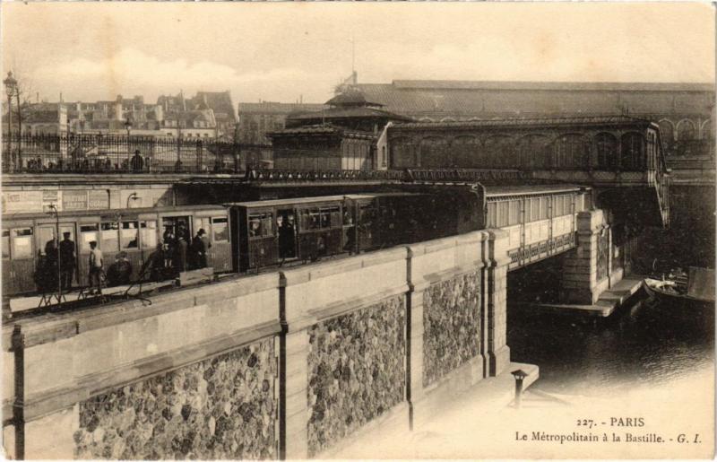 Carte postale ancienne Métropolitain à la Bastille à Paris 4e