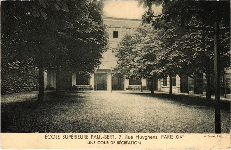 Carte postale ancienne Ecole Supérieure Paul-Bert - Une Cour de Récréation à Paris 14e