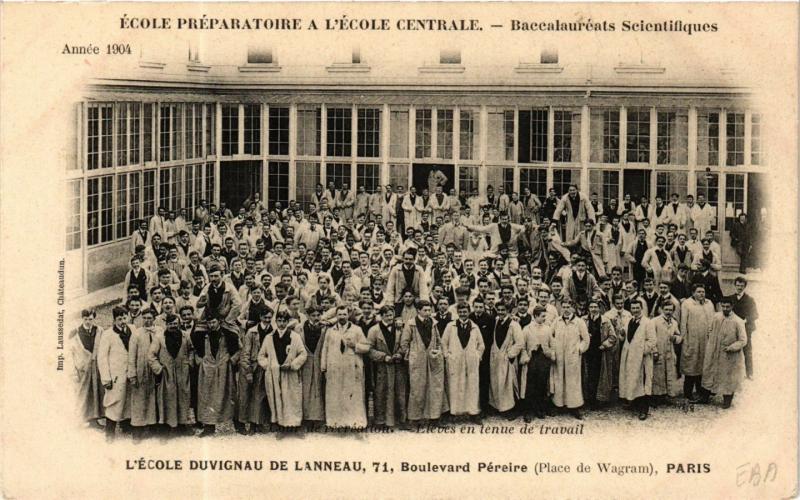 Carte postale ancienne L'Ecole Duvigneau de Lanneau - Boulevard Pereire - La Cour de Récréation - Elèves en tenue de travail à Paris 17e