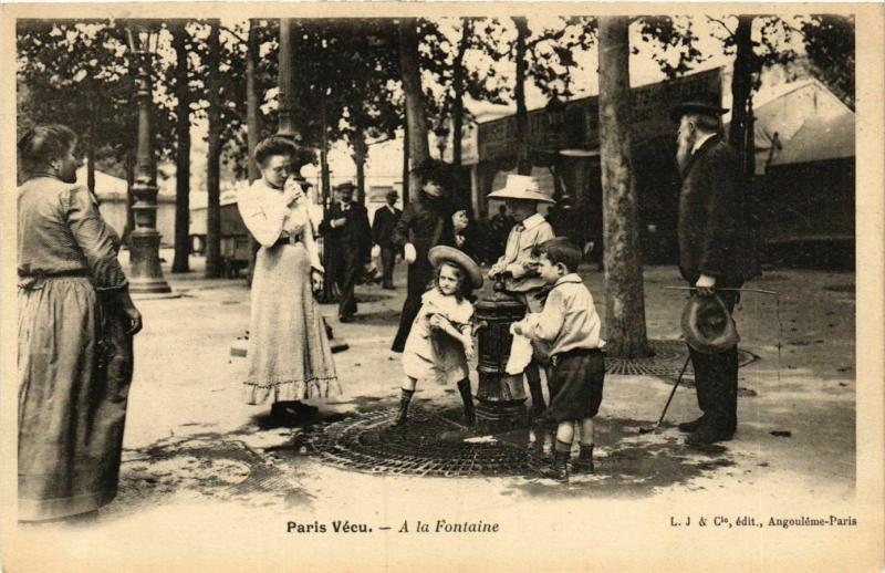 Carte postale ancienne Paris Vecu. A la Fontaine