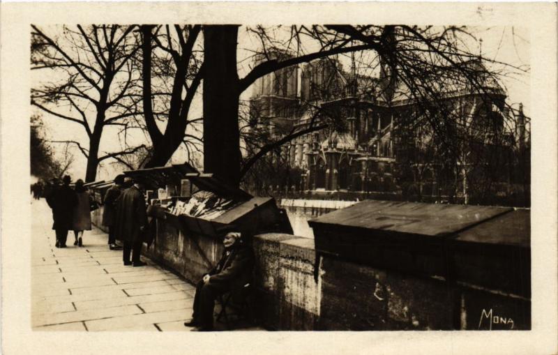 Carte postale ancienne Paris 4e Bouquiniste du Quai Montebello; Notre Dame à Paris 4e