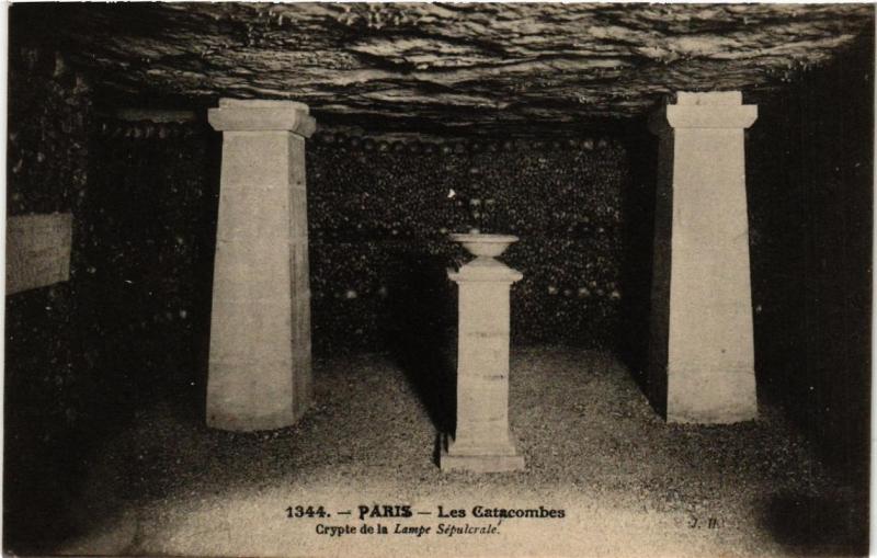 Carte postale ancienne Les Catacombes - Crypte de la Lampe Sépulcrale à Paris 14e