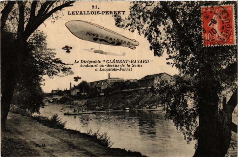 Carte postale ancienne Levallois Perret Le Dirigeable Clément Bayard évoulant au dessus à Levallois-Perret