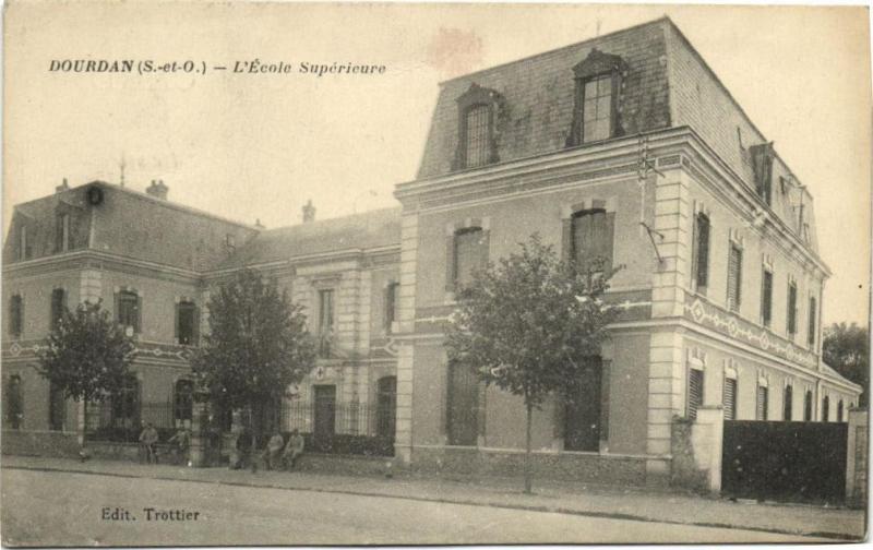 Carte postale ancienne Dourdan-L'Ecole Suppérieure à Dourdan