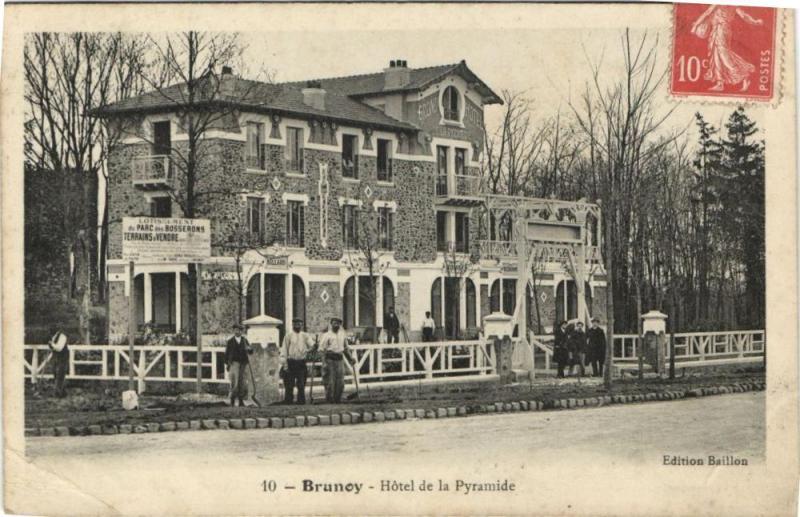 Carte postale ancienne Brunoy-Hótel de la Pyramide à Brunoy