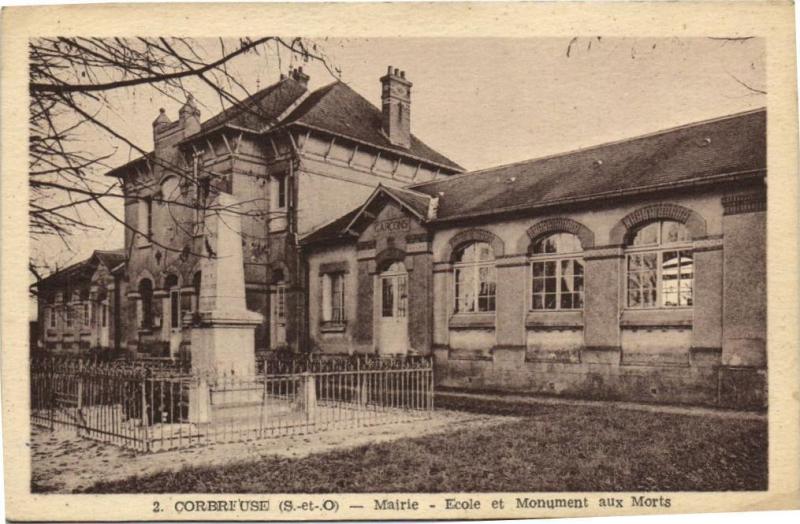 Carte postale ancienne Corbreuse-Mairie-Ecole et Monument aux Morts à Corbreuse