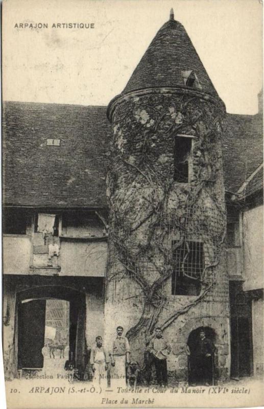 Carte postale ancienne Arpajon-Tourelle et Cour du Manoir-Place du Marché à Arpajon
