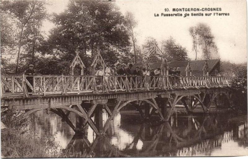 Carte postale ancienne Montgeron Crosnes-La Passerelle de Senlis sur l'Yerres à Crosne