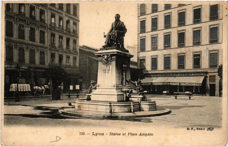 Carte postale ancienne Lyon - Statue et Place Ampere à Lyon
