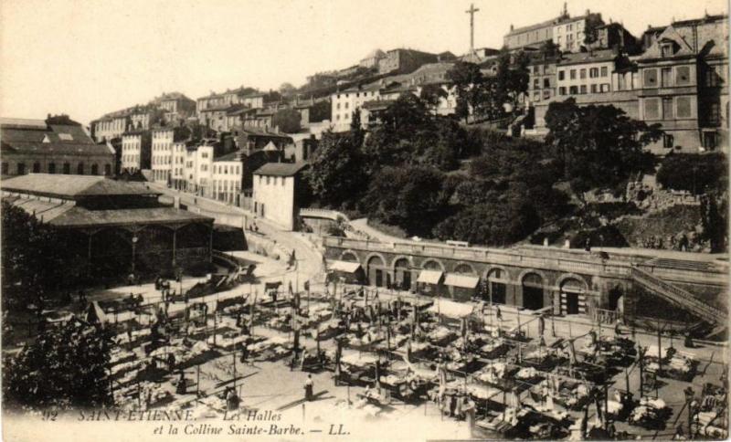 Carte postale ancienne Saint-Etienne-Les Halles et la Colline Sainte-Barbe