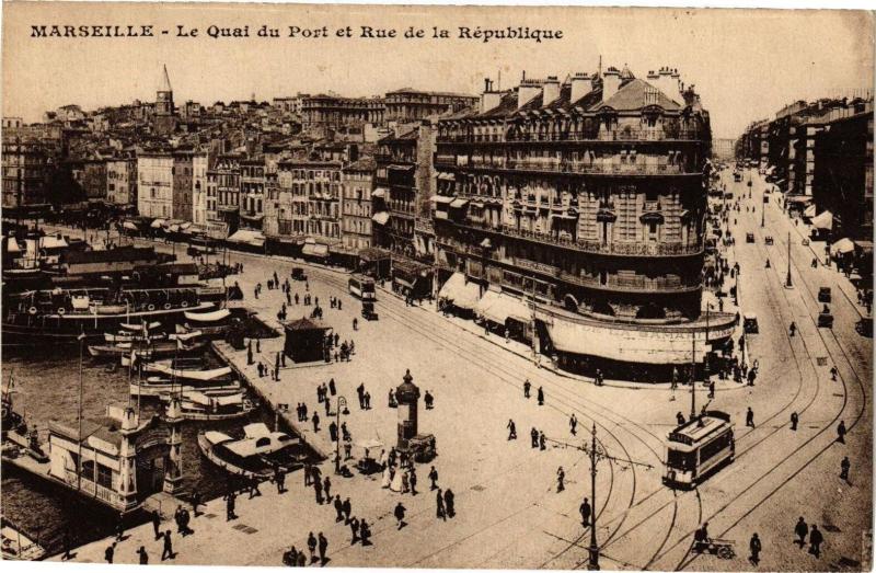 Carte postale ancienne Marseille-Le Quai du Port et Rue de la Republique à Marseille