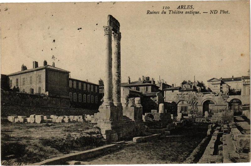Carte postale ancienne Arles-Ruines du Theatre antique à Arles