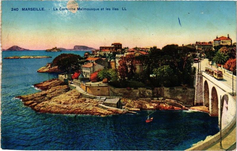 Carte postale ancienne Marseille-La Corniche Malmousque et les Iles à Marseille