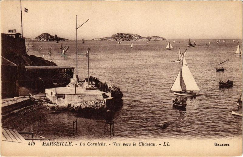 Carte postale ancienne Marseille-La Corniche-Vue vers le Chateau à Marseille