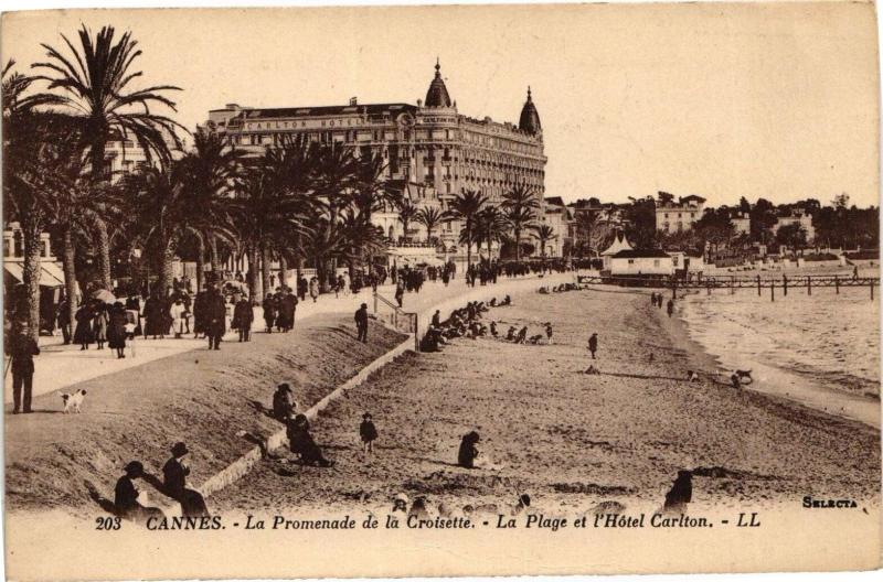 Carte postale ancienne Cannes - La Promenae de la Croisette - La Plage et l'Hotel Carlton à Cannes