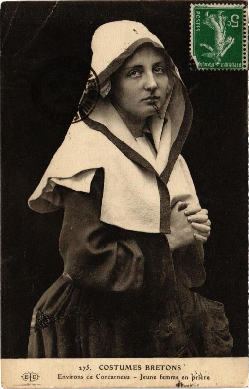 Carte postale ancienne Costumes Bretons - Env. de Concarneau - Jeune femme en priere à Concarneau