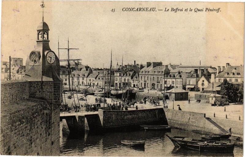 Carte postale ancienne Concarneau - Le Beffroi et le Quai Pénéroff à Concarneau