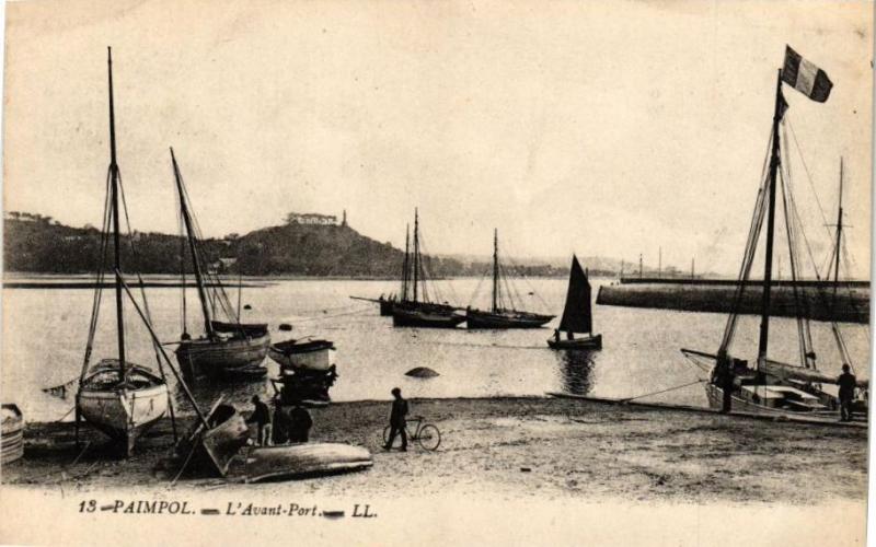 Carte postale ancienne Paimpol - L'Avant-Port à Paimpol