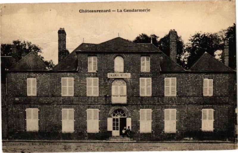 Carte postale ancienne Chateaurenard - La Gendarmerie