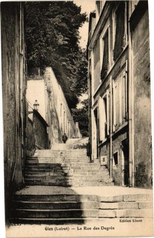Carte postale ancienne Gien - La Rue des Degres à Gien