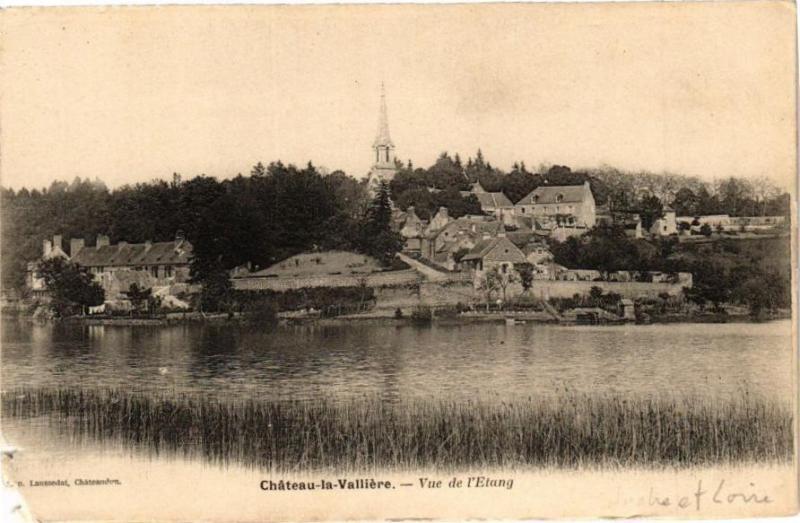 Carte postale ancienne Chateau-la-Valliere - Vue de l'Etang à Château-la-Vallière