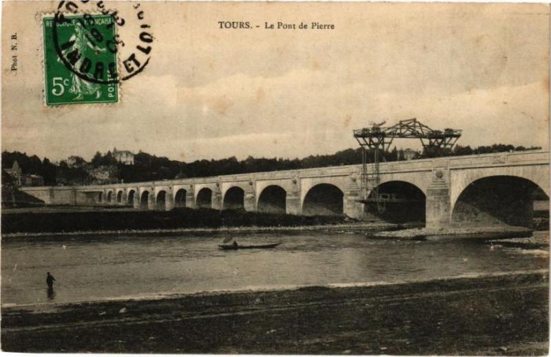 Carte postale ancienne Tours-Le Pont de Pierre à Tours