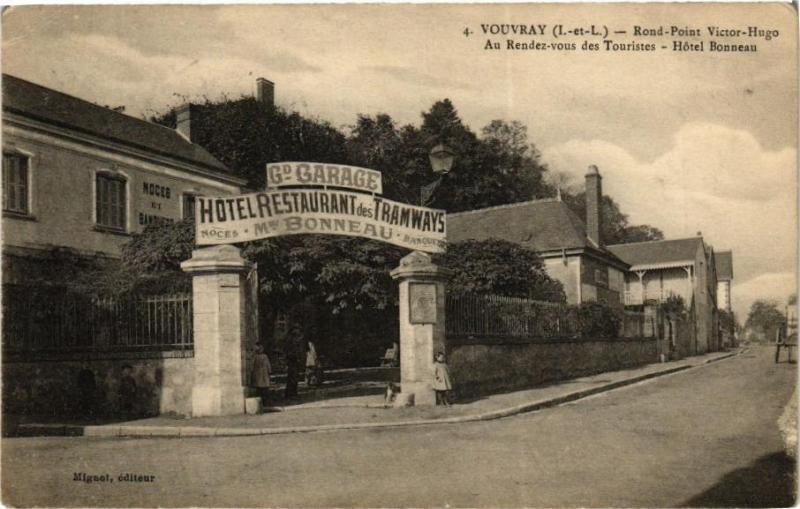 Carte postale ancienne Vouvray-Rond Point Victor-Hugo au Rendez-vous des Touristes à Vouvray