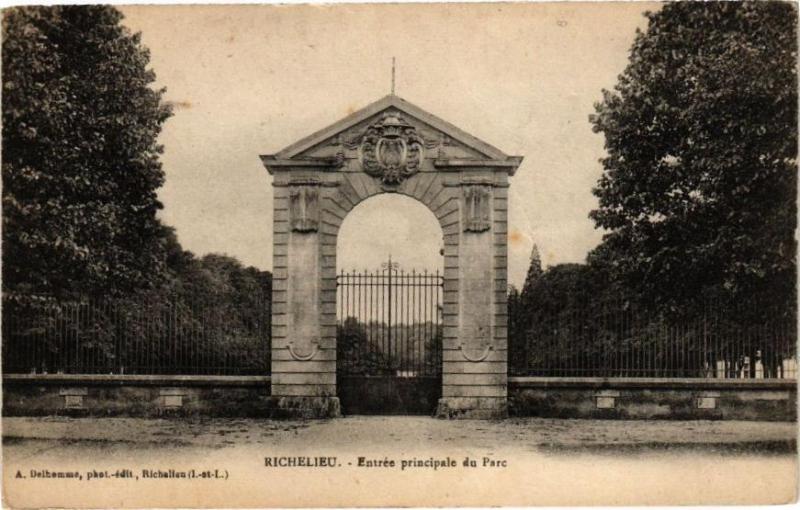 Carte postale ancienne Richelieu - Entrée principale du Parc à Richelieu