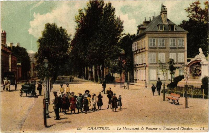 Carte postale ancienne Chartres-Le Monument de Pasteur et Boulevard Chasles à Chartres