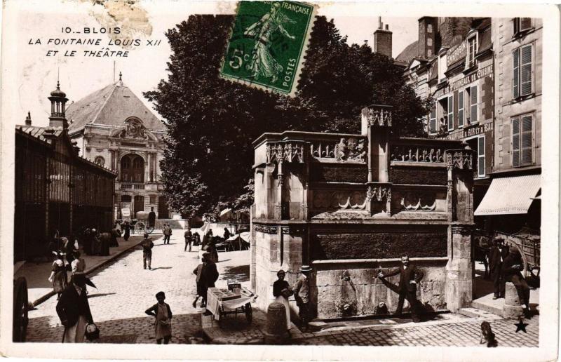 Carte postale ancienne Blois - La Fontaine Louis Xii et le Theatre à Blois