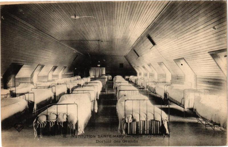 Carte postale ancienne Riom - Dortoir des Grands à Riom