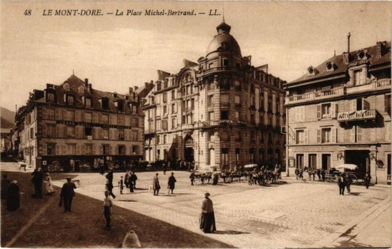 Carte postale ancienne Le Mont-Dore - La Place Michel-Bertrand à Mont-Dore