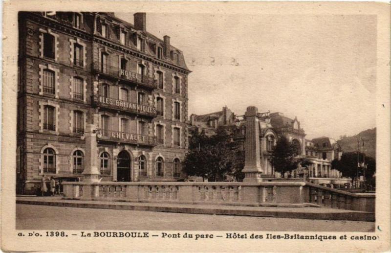 Carte postale ancienne La Bourboule - Pont de parc - Hotel des Iles-Baitenniques et casino à La Bourboule