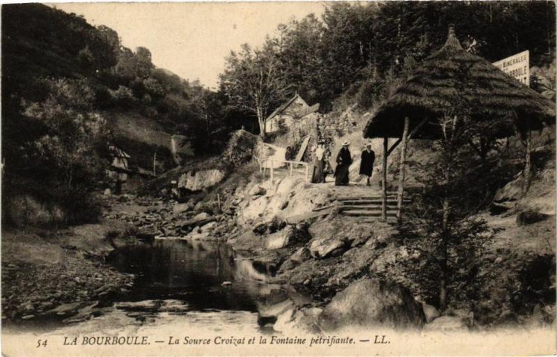 Carte postale ancienne La Bourboule-La Source Croizat et la Fontaine petrifiante à La Bourboule