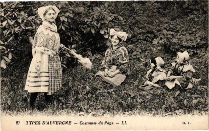 Carte postale ancienne Types d'Auvergne - Costumes du Pays