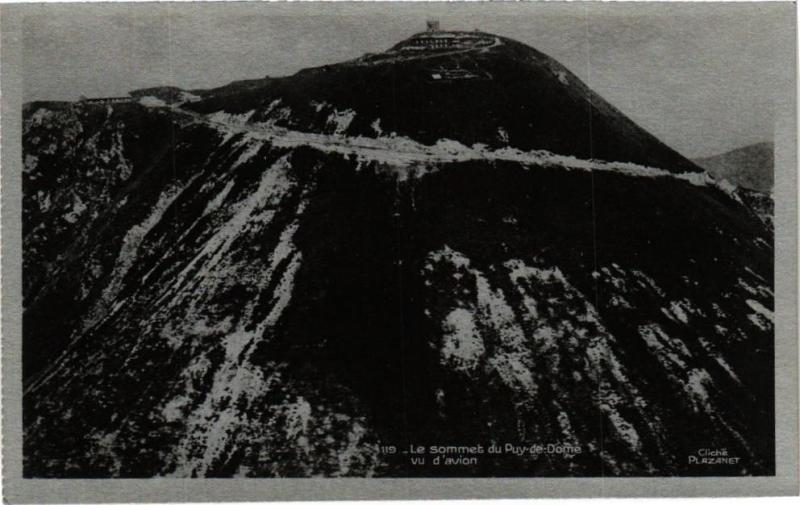Carte postale ancienne Le sommet du Puy-de-Dome vu d'avion