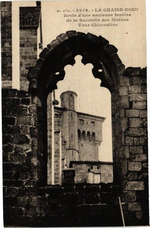 Carte postale ancienne La Chaise-Dieu - Rente d'une ancienne fenetre de la Sacninstie... à La Chaise-Dieu