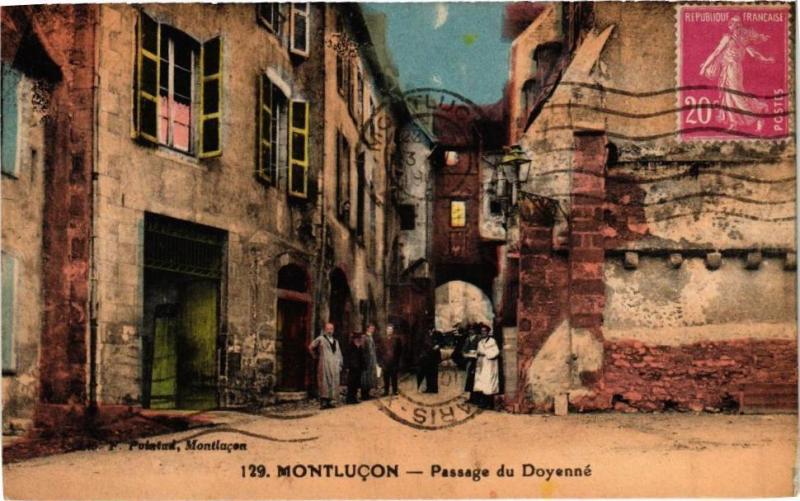 Carte postale ancienne Montlucon - Passage du Doyenne à Montluçon