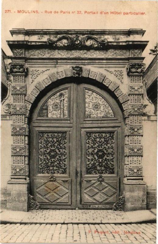 Carte postale ancienne Moulins - Rue de Paris à Moulins